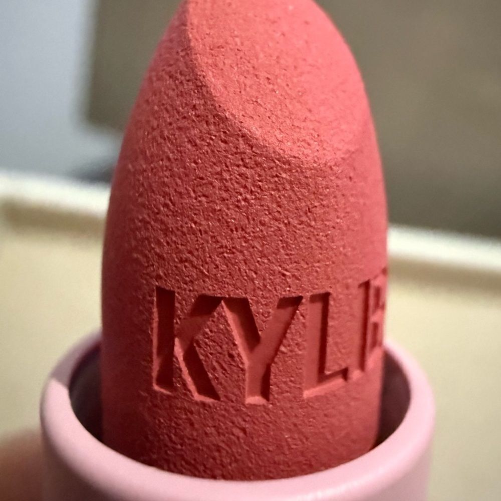 KYLIE COSMETICS MATTE LIPSTICK – 209 SUMMER SOMEWHERE - Picture 5 of 17